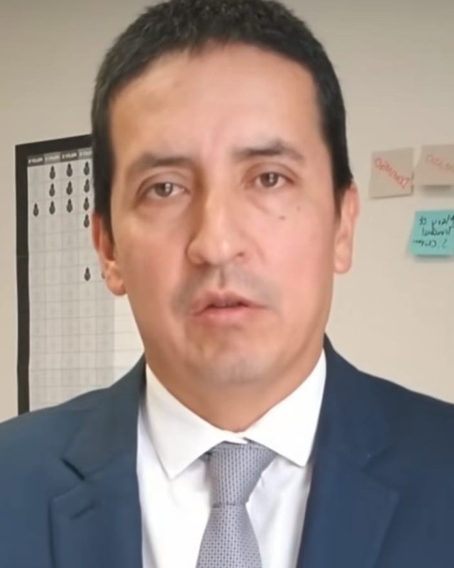 Edgar Fabián Astaiza, de traje, mirando a la cámara