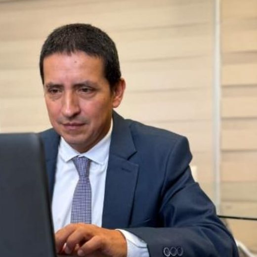 Edgar Fabián Astaiza trabajando frente a su laptop